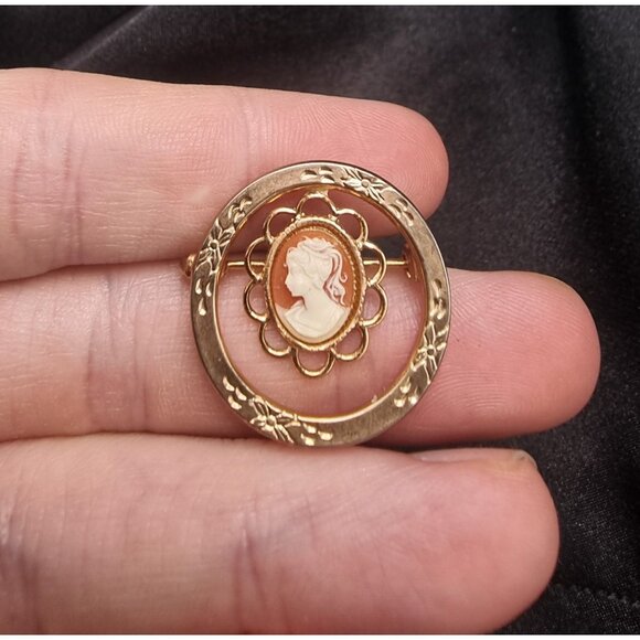 Vintage Gold-Tone Resin Cameo Brooch With Floral Detailing & Scalloped - Picture 4 of 5